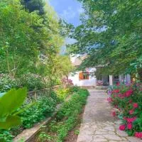 Forest cottage top of the world, hotel em Vourgareli