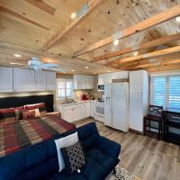 The Lake Alfred Citruswood Cabin โรงแรมใกล้Winter Haven's Gilbert Airport - GIFในLake Alfred