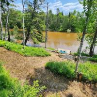 Riverfront~On ATV Trials~Near Mackinac Island, готель біля аеропорту Chippewa County International Airport - CIU, у місті Hessel