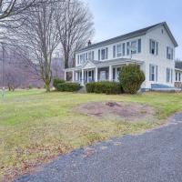 Pet-Friendly Franklinville Farmhouse with Sunroom!, Cattaraugus County-Olean-flugvöllur - OLE, Franklinville, hótel í nágrenninu