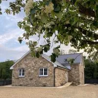 Riverside View - Large, modern 4 bedroom house with hot tub, hotel en Wooler