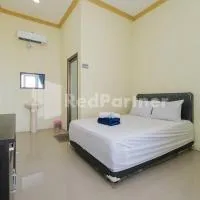 Grand Kencana Guesthouse Syariah near Wisata Bahari Lamongan, hotel u gradu 'Paciran'