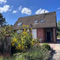 Cosy Vacation home with large fenced garden, hotel a Bruinisse