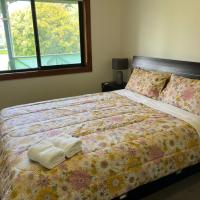 Cheerful 2 bedroom house with a beautiful veranda, hotel blizu aerodroma Aerodrom Avalon - AVV, Grilong