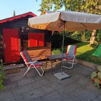 Kleine Blockhütte im Garten