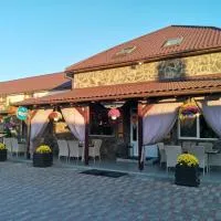 Three Aces: Velikaya Dobronʼ şehrinde bir otel