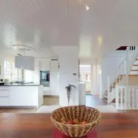 Cheerful villa with fireplace, bath-tub and garden, hotel en Noville