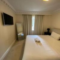 Newly refurbished apartment, near station & river, hotel di Mortlake, London