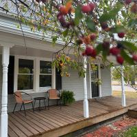 Crabapple Cottage, hotel near Newton City/County Airport - EWK, Hesston