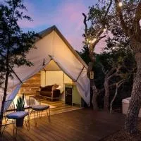 Oak Retreat Glamping With Private Hot tub, hotel u gradu Luckenbach