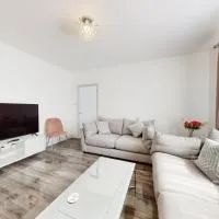 Modern 3 bedroom House with garden & private parking, hotel en Hounslow