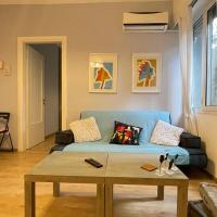 Cozy apartment ideally located city center and Megaron Moussikis metro station, hotel i Ilisia, Athen
