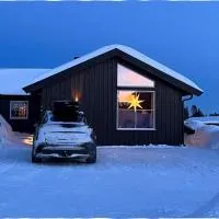 Koselig hytte - Trysilfjellet ski in og ski out 4 soverom, 2 bad, badstue, fiber bredbånd og Elbillader, ξενοδοχείο σε Trysil