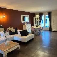 Comme à la maison…, hotel Pusignan városában