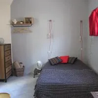 Studio avec cour extérieure aux portes de Paris, ξενοδοχείο στο Bagnolet