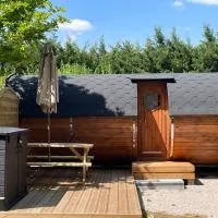 TONNEAU HERBERGEMENT INSOLITE AU CAMPING DES NIERES, hotel v destinácii Ébreuil
