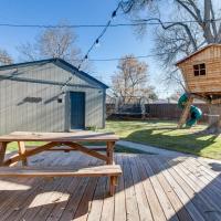 Denver Home with Fenced Backyard Pets Welcome!、デンバー、Central Parkのホテル