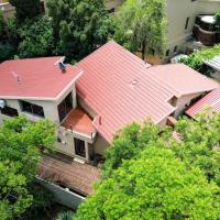 Airbnb - Cheerful 3-bed & 3 bath house in Brooklyn, hotel in Baileys Muckleneuk, Pretoria