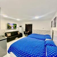 THE ROYAL BOUTIQUE STUDIO BY LONDON HEATHROW UK, PRIVATE APARTMENT OFFER's FREE PARKING, WIFI , KITCHEN & LAUNDRY SERVICES, SLEEP 6