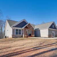 Roaring River Retreat with Home Gym and Fireplace!, hotel Wilkes County repülőtér - IKB környékén 