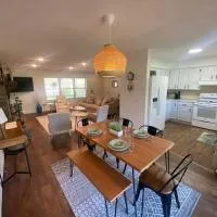 Secluded Lakeview retreat by Eureka Springs-CANOE, хотел в Юрека Спрингс