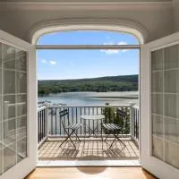Lakeview Villa with Private Hot Tub, Firepit & Spacious Decks with Breathtaking Cliff Views – hotel w mieście Greenwood Lake