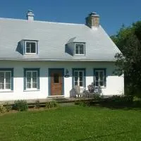 Au Vieux Foyer, Gîte & Chalets, מלון בSt-Pierre-de-l'Île-d'Orléans