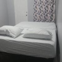 Room in a Beach House with Queen bed in a landlord hosted three bedroom apartment，Edgemere的飯店