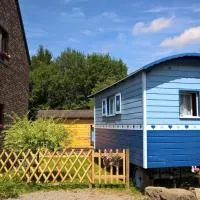 Cozy Little Blue Caravan in Scy Belgique، فندق في Scy