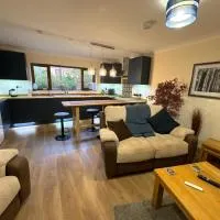 New city flat, 3 x double bed en-suite bedrooms, private kitchen & lounge, free private parking & own workspaces、エクセターのホテル