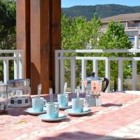 Appartement Duplex avec Terrasse, 2 Chambres, Parking Priv&eacute; &agrave; 2 Min de la Plage - FR-1-251-569, hotel em Le Lavandou