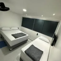 Quarto privativo com banheiro compartilhado em Pousada recém construída,a 500mts do pátio do forró โรงแรมในการัวรู