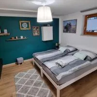 Ruhige, modern eingerichtete 2 Zimmer Wohnung im Untergeschoss eines Zweifamilienhauses, hotel in Hildrizhausen