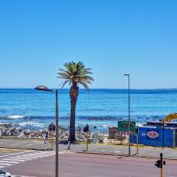 Studio with ocean and promenade view Sea point, hotel in Mouille Point, Cape Town