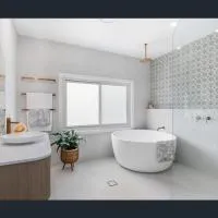 Ocean Lake Oasis، فندق في Wamberal
