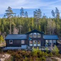 Moderne hytte ved sjøen med badstue – hotel w mieście Rømskog