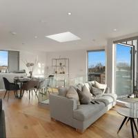 Modern and Spacious Penthouse Apartment in Putney with Free Parking