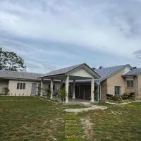 Sunny Lake House - Entire bungalow, 5 rooms, 16 persons, hotel i Behrang Hulu