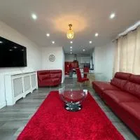 2BR Bungalow with Parking - Sunbeam Haven, hotel in Bradenham