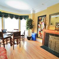 City Villa Sleeps 10-20 Free TV & Parking, hotel di Lakeview, Chicago