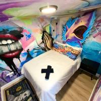 Cozy & Colorful Miami Art Canvas w/HotTub & Murals, hotell i Wynwood Art District i Miami