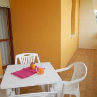 Bright flat with a wide terrace - Beahost Rentals, khách sạn ở Bibione Lido dei Pini, Bibione