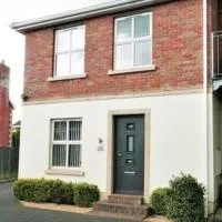 Snug House - Dromore Village - Lagan River View, hotel i Dromore