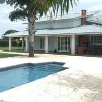 Casa com piscina em condomínio ensolarada!, hotel a Águas de Santa Barbara