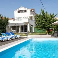 Apartment Marina with Heated Swimming Pool, hotel sa Dugopolje