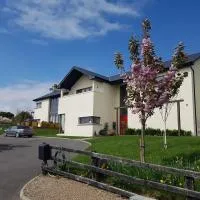 Captiva Wexford - Your Ultimate Luxury Family Villa Getaway, hotell i Kilmuckridge