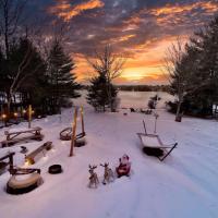 Zen Den - Pocono LakeFront with Hot Tub !, hotel perto de Pocono Mountains Municipal - MPO, Pocono Summit