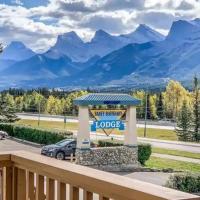 B211 MTN View ground floor town house- 2BD, Sleeps 8, hot tub, free parking, close to Banff, hotel in Harvie Heights, Canmore