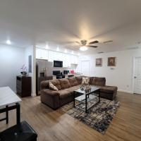 One room in a renovated duplex house near FSU, hotel cerca de Aeropuerto regional de Tallahassee - TLH, Tallahassee