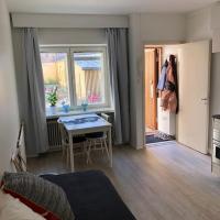 Modern city studio with own patio, hotell i Rödbergen, Helsingfors